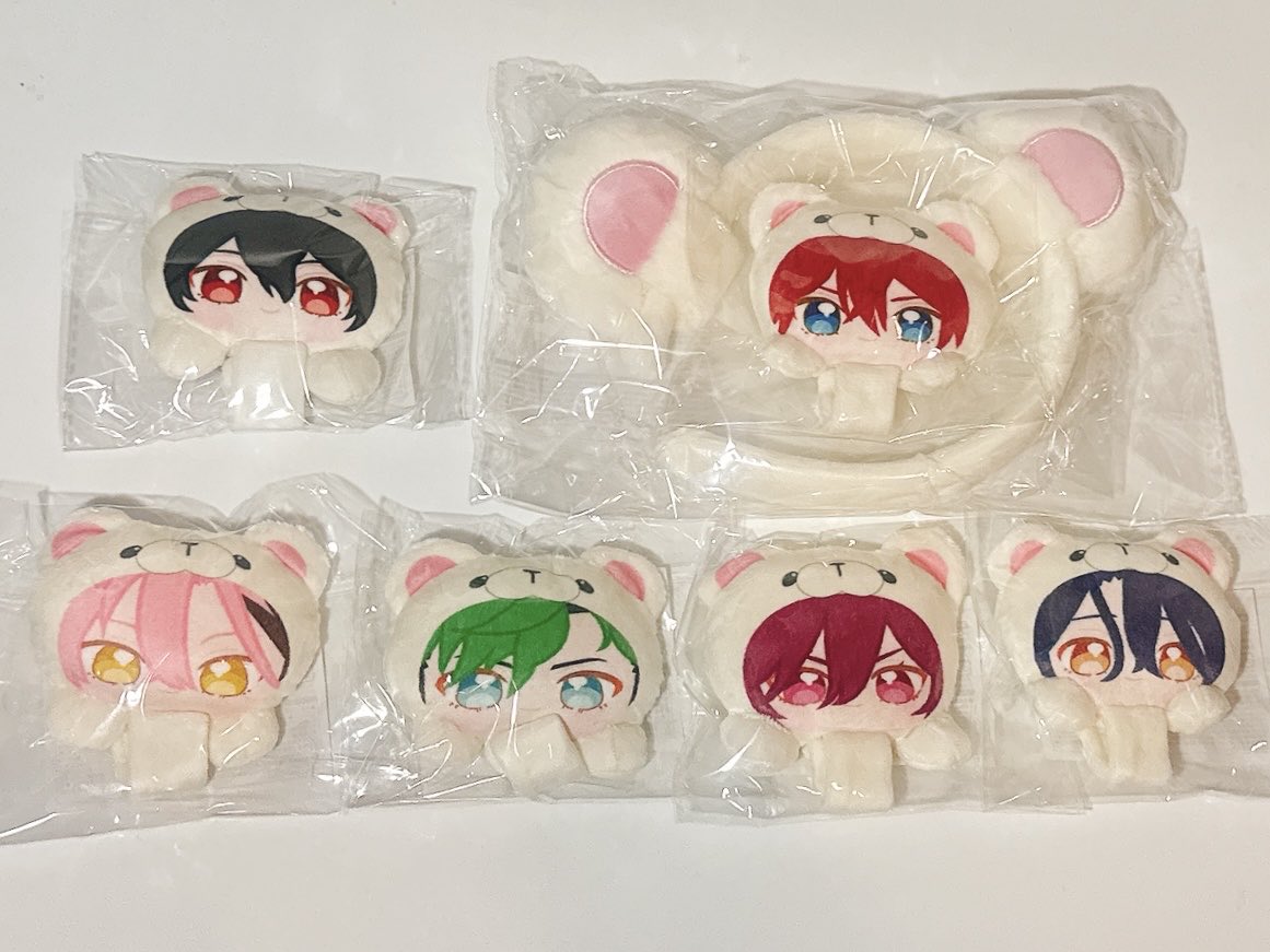 kokushitsu's tweet photo. そういえばこの前届いてた生首😆
めっちゃ可愛い💕
あと燐音のプライズベアとflambéの燐音ベアと茨ベア🧸ちゃんとベアちゃんの足の裏もキャラの色で再現されてるのすごい✨
ハミクマさまに続いてまたまた🧸が増えた🤣 https://t.co/apCCR8JLwA