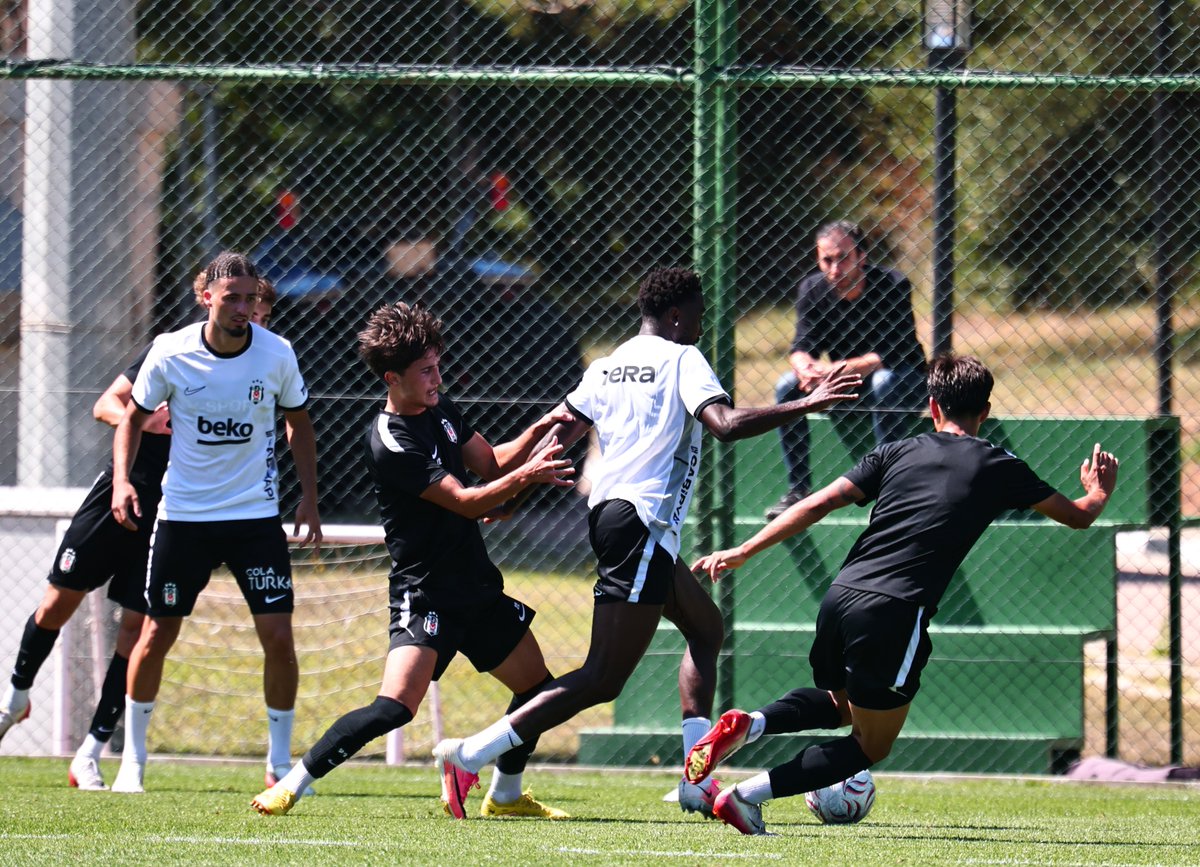 Besiktas's tweet photo. Futbol Takımımız, Fenerbahçe maçının hazırlıklarına U19 Akademi takımımızla 15’er dakikalık dört devreden yaptığı antrenman maçıyla başladı. 🦅

#FBvBJK https://t.co/0gsn3PtvyA