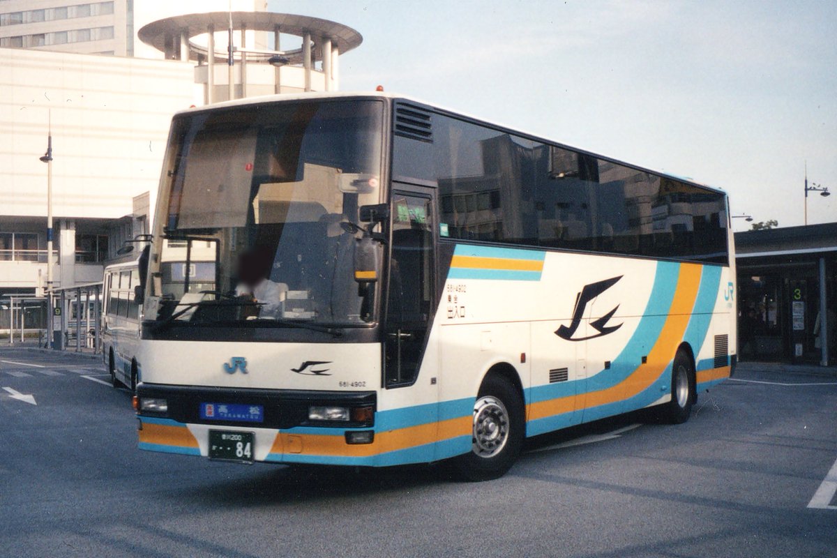 pomdelion_rjot's tweet photo. JR四国バス
香川200か・・85(681-4901)
←高知22き・380
→愛媛200か5141

香川200か・・84(681-4902)/U-LV771R
→愛媛200か5080

明石海峡大橋架橋に伴う高速バスブームで、高松にかき集められたもと貸切車。
高速バスはこの時代が熱かった。 https://t.co/ksYk8jFkH8
