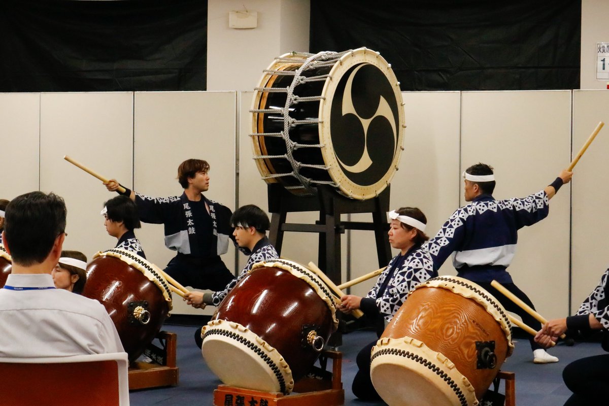 owaridaiko's tweet photo. 東海理化 創立78周年記念セレモニー にて演奏させていただきました。

東海理化は自動車の電装や内装を手がける大企業としてよく知られていますが、今回のご縁でスポーツや文化を大事にされる素晴らしい一面があることを知りました。

続く…
#東海理化 #尾張太鼓 #イベント #和太鼓 https://t.co/UjzZJDwTBB