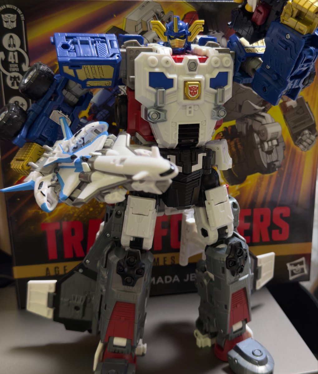 rsikakatan's tweet photo. AOTP マイ伝ジェットファイヤー届いたので早速コンボイと合体
当時品と比べるとかなりスタイリッシュになったし可動もバッチリ
あとはウルトラマグナスとコスモテクターと各パートナーマイクロンが来たら言うことなし https://t.co/Kek3lOxxgj
