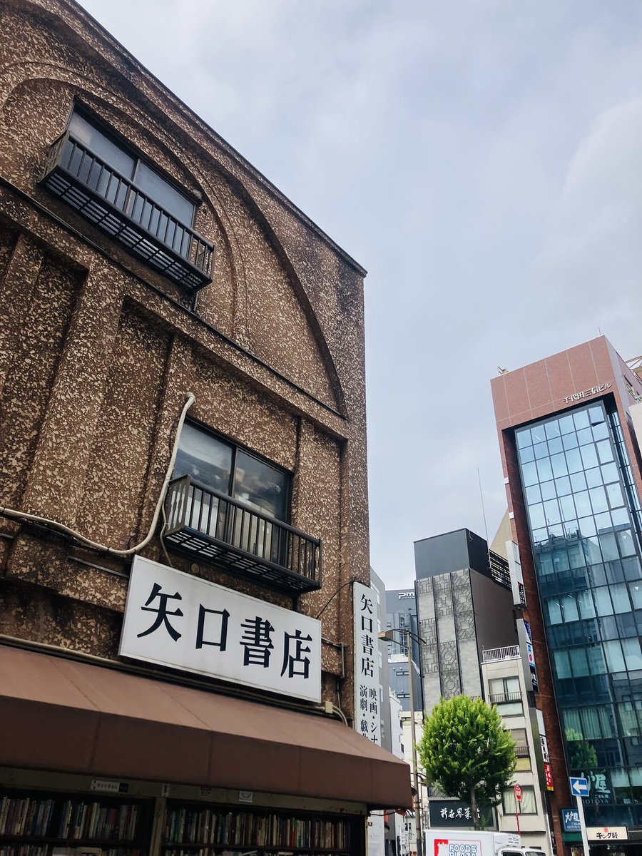 hediYSL's tweet photo. 読書好きなら思わず頷いてしまう本好き生態9選

①「本を買う趣味」と「本を読む趣味」は別物
②何も買わずに書店を出る時に罪悪感を抱く
③目的の本があったはずなのに、気づくと別のジャンルの棚の前にいる
④滞在時間の感覚がバグる（5分のつもりが1時間とか）
⑤紙とインクの匂いを嗅ぐと癒される https://t.co/4ppgwcerYi