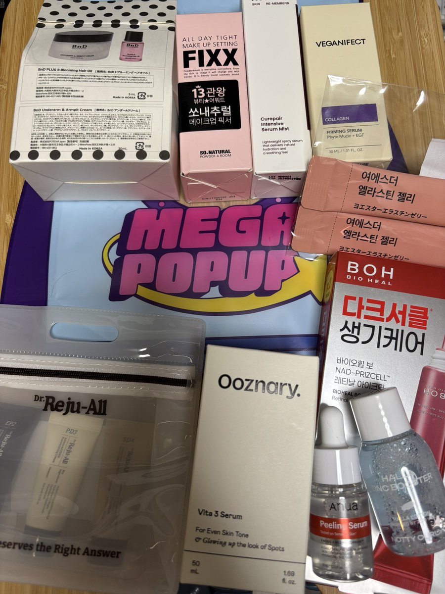 LunarRainy's tweet photo. メガキット当たらなかったけど、
ブループラネットバッグの中身ほぼ現品で良かった！

下段はブースでいただいたもの✨
BOHのアイクリーム1+1で嬉しすぎ☺️
#Qoo10MegaPopup https://t.co/hT6AsrcweL