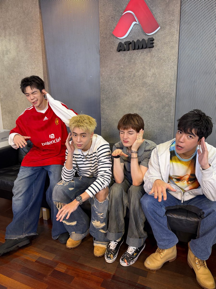 lookepeep's tweet photo. ดีเจเจลบอยพร้อมคับ ! “ไป๊ป นิว พีเจ เลออน” พร้อมมาแชร์เพลงโปรดให้ทุกคนฟังใน Hotwave KRUB "ARTIST DJ" แล้วค้าบบ 📻🌟

🎧 ฟังหรือดูสดเว็บ https://t.co/0G7tKfVRby หรือแอป AtimeFungfin
💬 แชทสดหลังไมค์ TikTok : hotwaveofficial

GELBOYS ARTIST DJ
#HotwaveKRUBxGELBOYS 
#HotwaveKRUB
#PIDEmonthapoom #NEWCHAYAPAK #PJmahidol #LEONBROCCO 
#GELBOYS 
#LOOKE