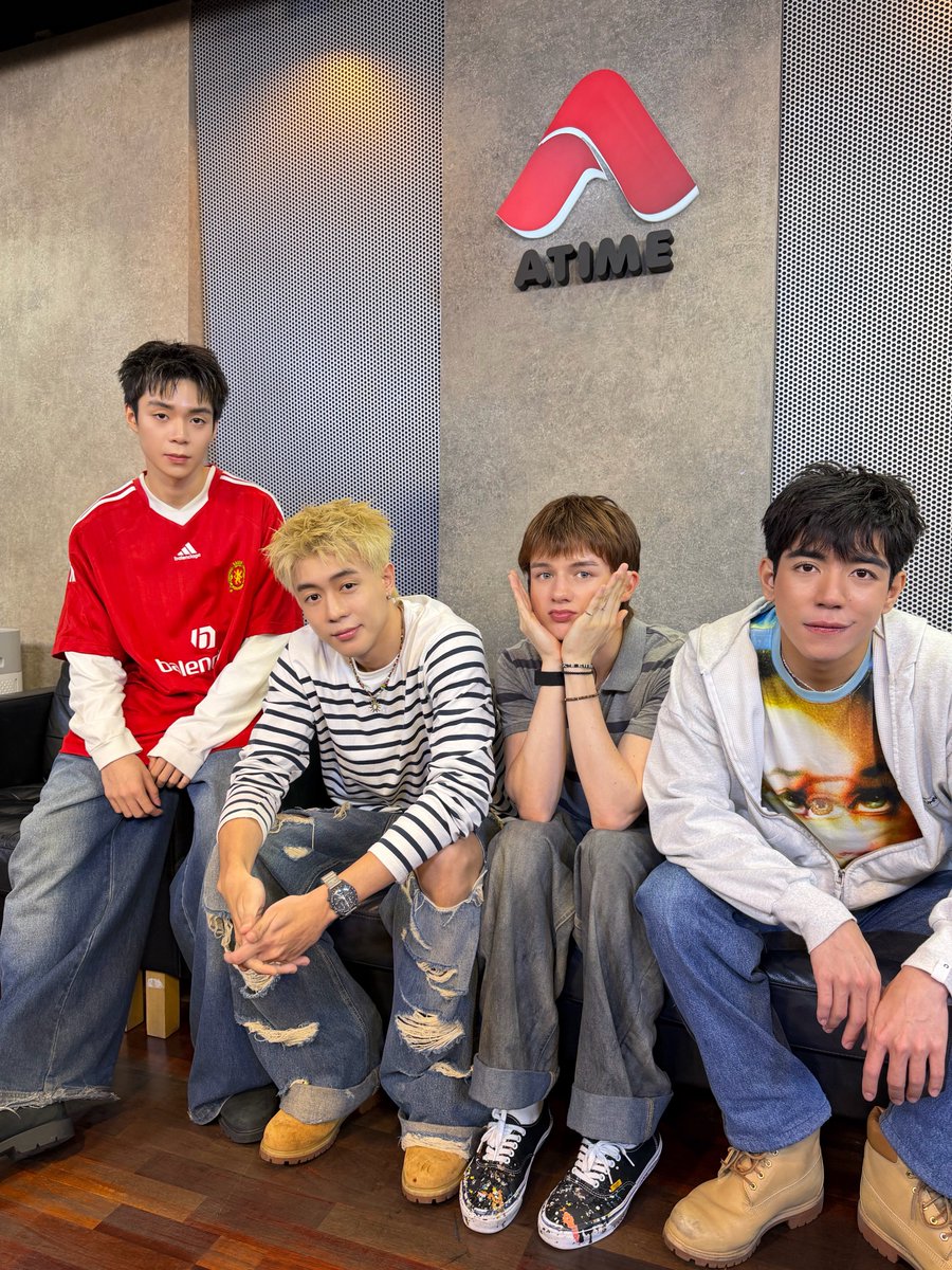lookepeep's tweet photo. ดีเจเจลบอยพร้อมคับ ! “ไป๊ป นิว พีเจ เลออน” พร้อมมาแชร์เพลงโปรดให้ทุกคนฟังใน Hotwave KRUB "ARTIST DJ" แล้วค้าบบ 📻🌟

🎧 ฟังหรือดูสดเว็บ https://t.co/0G7tKfVRby หรือแอป AtimeFungfin
💬 แชทสดหลังไมค์ TikTok : hotwaveofficial

GELBOYS ARTIST DJ
#HotwaveKRUBxGELBOYS 
#HotwaveKRUB
#PIDEmonthapoom #NEWCHAYAPAK #PJmahidol #LEONBROCCO 
#GELBOYS 
#LOOKE