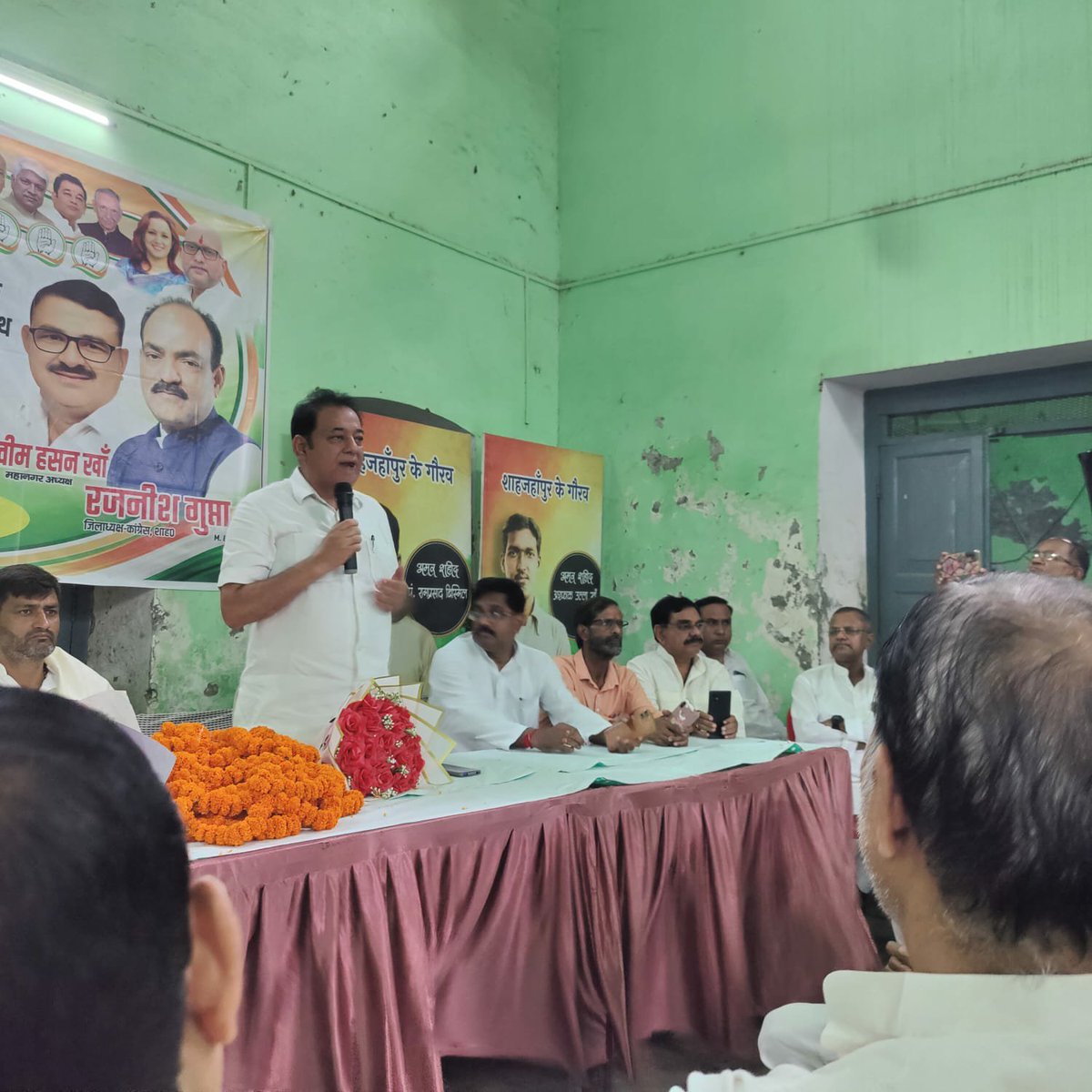 GayatriAwasthi's tweet photo. टाउन हॉल स्थित कांग्रेस कार्यालय पर कांग्रेस के राष्ट्रीय सचिव प्रभारी बृज जोनश्री कुणाल चौधरी पूर्व विधायक ने कांग्रेस जनों के साथ बैठक की जिसमें मैं भी मौजूद रहा https://t.co/X6MshxfpF2