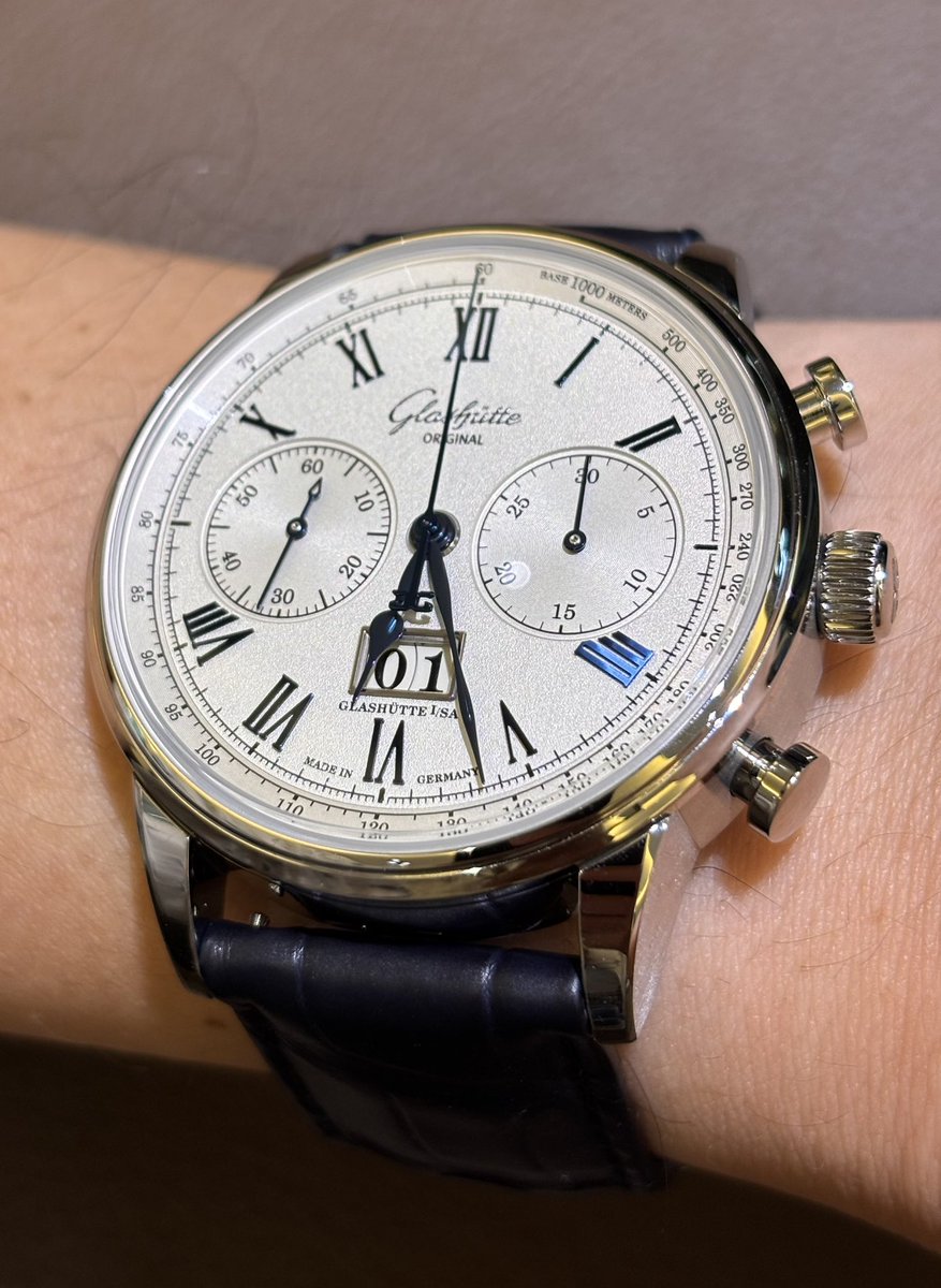 Mart_watch24's tweet photo. 今回購入したのはグラスヒュッテ・オリジナルのセネタ・クロノグラフ
先日発表されたばかりの新作です！

次買うのはグロスマンと決めてから、どんなに刺さるモデルに出会ってもそれを理由に誘惑を断ち切ってきましたが、今回ばかりは無理でした🤣
いくらなんでも美しすぎる…！
初🇩🇪時計嬉しい！！！ https://t.co/h2A9KlJh6f