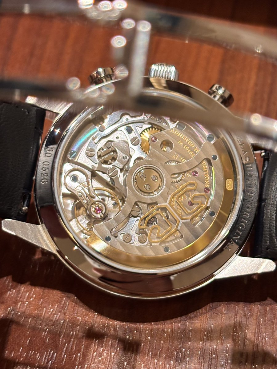 Mart_watch24's tweet photo. 今回購入したのはグラスヒュッテ・オリジナルのセネタ・クロノグラフ
先日発表されたばかりの新作です！

次買うのはグロスマンと決めてから、どんなに刺さるモデルに出会ってもそれを理由に誘惑を断ち切ってきましたが、今回ばかりは無理でした🤣
いくらなんでも美しすぎる…！
初🇩🇪時計嬉しい！！！ https://t.co/h2A9KlJh6f