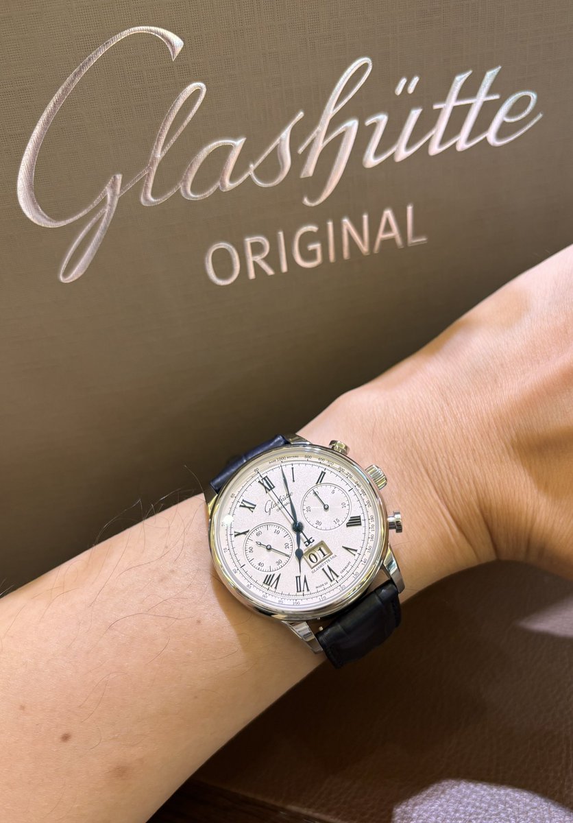 Mart_watch24's tweet photo. 今回購入したのはグラスヒュッテ・オリジナルのセネタ・クロノグラフ
先日発表されたばかりの新作です！

次買うのはグロスマンと決めてから、どんなに刺さるモデルに出会ってもそれを理由に誘惑を断ち切ってきましたが、今回ばかりは無理でした🤣
いくらなんでも美しすぎる…！
初🇩🇪時計嬉しい！！！ https://t.co/h2A9KlJh6f