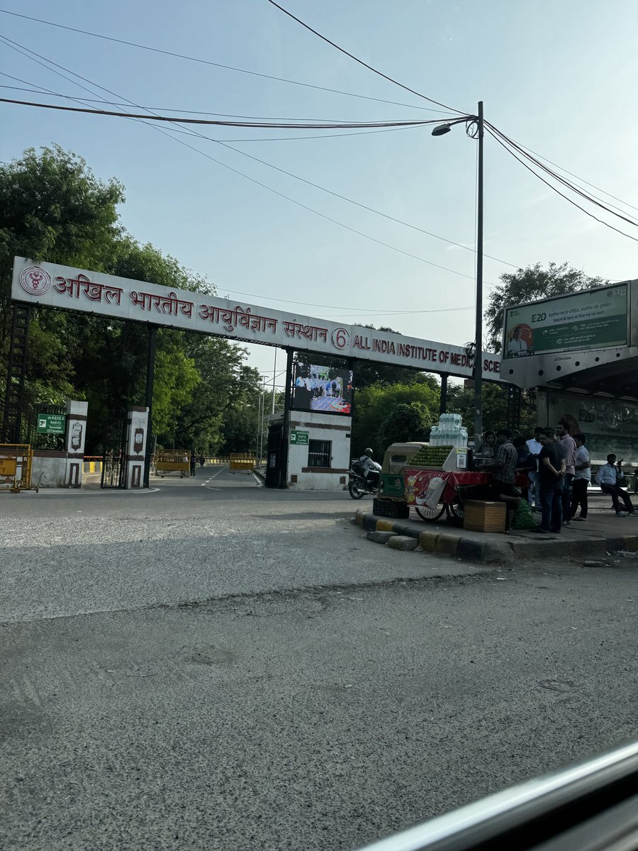 kampaniarun1's tweet photo. @dwivedimk_ias The footpath opposite gate number 6 is with NDMC and main road with MCD.Your enforcement wing has taken action umpteen times https://t.co/ZVVqEKOxu2 recheck and get it resolved. https://t.co/rP8Pfkikne