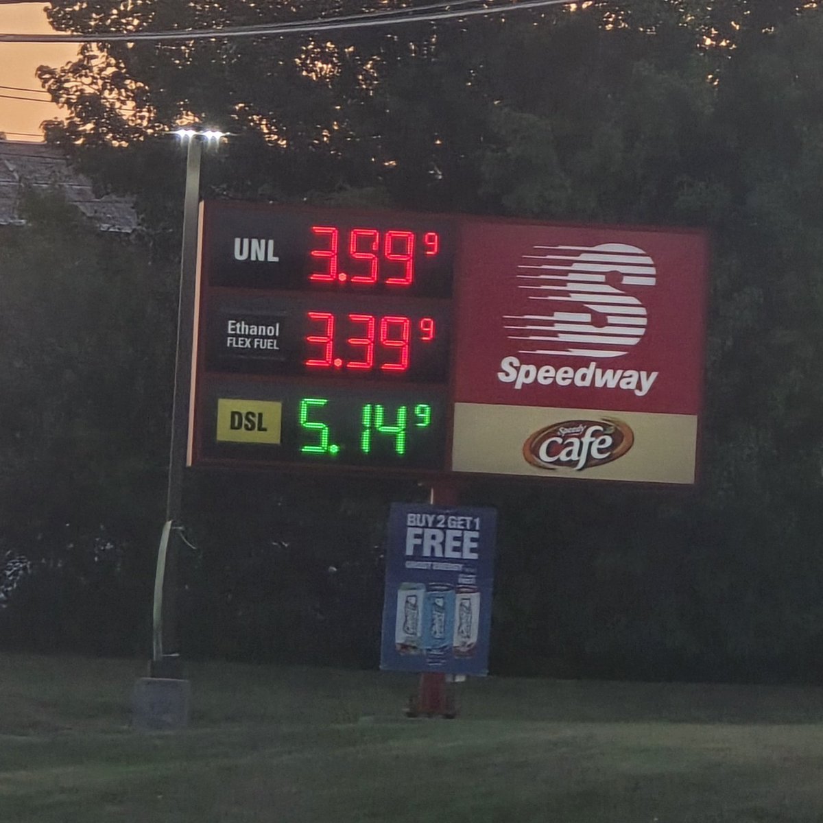 AnthonyMCross1's tweet photo. Here is underlining proof that gas prices are still high. This is from Crossville, TN. https://t.co/2xXfJ8Tbc8