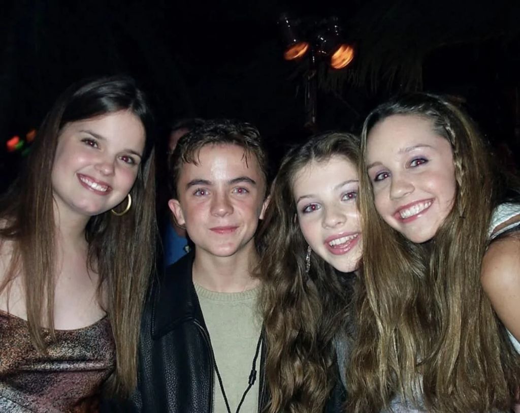 oldmedia's tweet photo. Kimberly J.Brown, Frankie Muniz, Michelle Trachtenberg and Amanda Bynes (1999) https://t.co/bg19s4AexZ