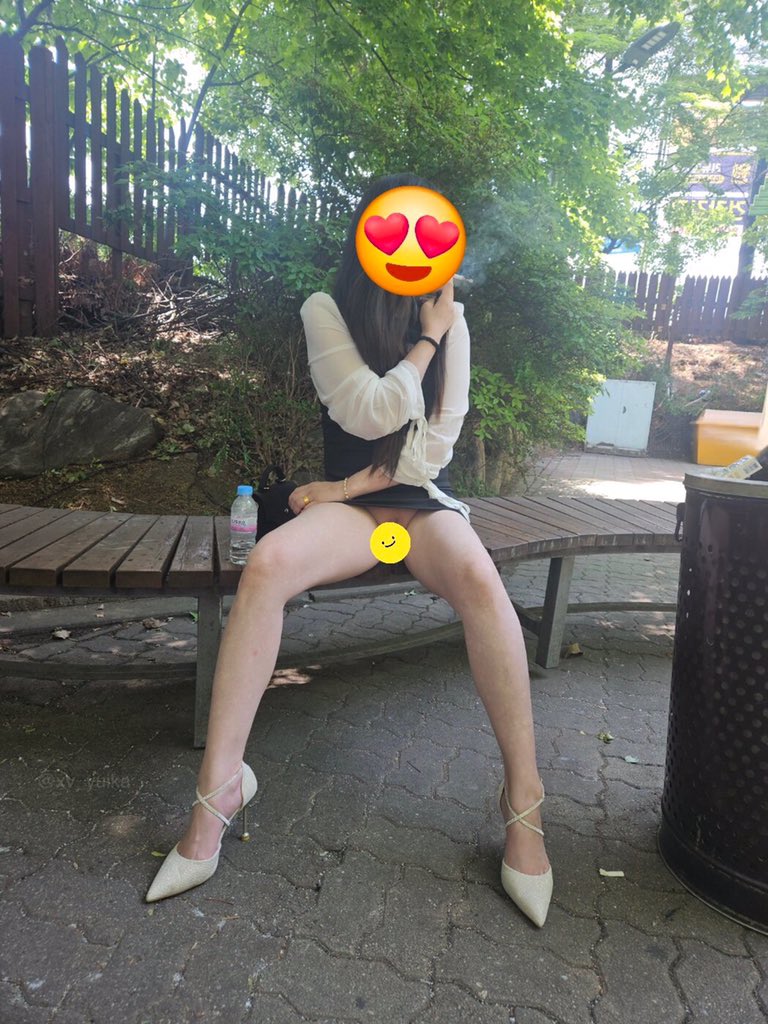 BrowneHuld23353's tweet photo. え...履いてないのバレちゃった... https://t.co/bHTUXDucUV
