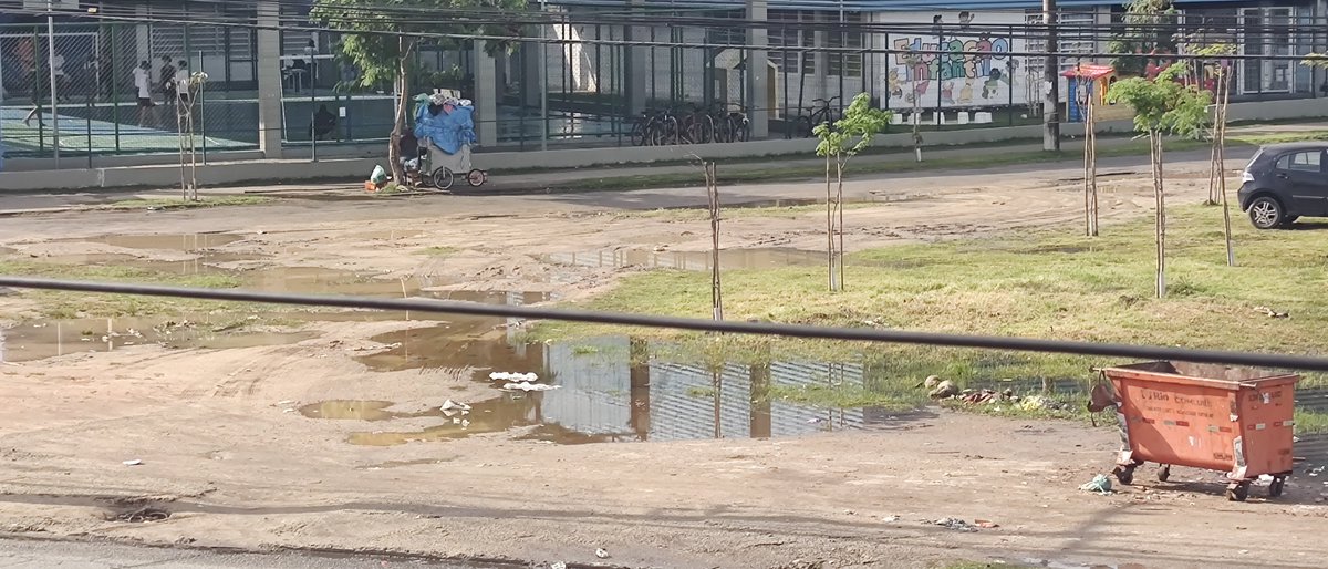 RCristianoSCorr's tweet photo. @Prefeitura_Rio até quando vai ficar assim!?!? Na frente de um complexo escolar, um Campo de futebol que não tem jogo, uma caçamba de lixo que sempre transborda de lixo e água para todos os lados (poça) #manutençao URGENTE!!!! https://t.co/96NIdXiLCM