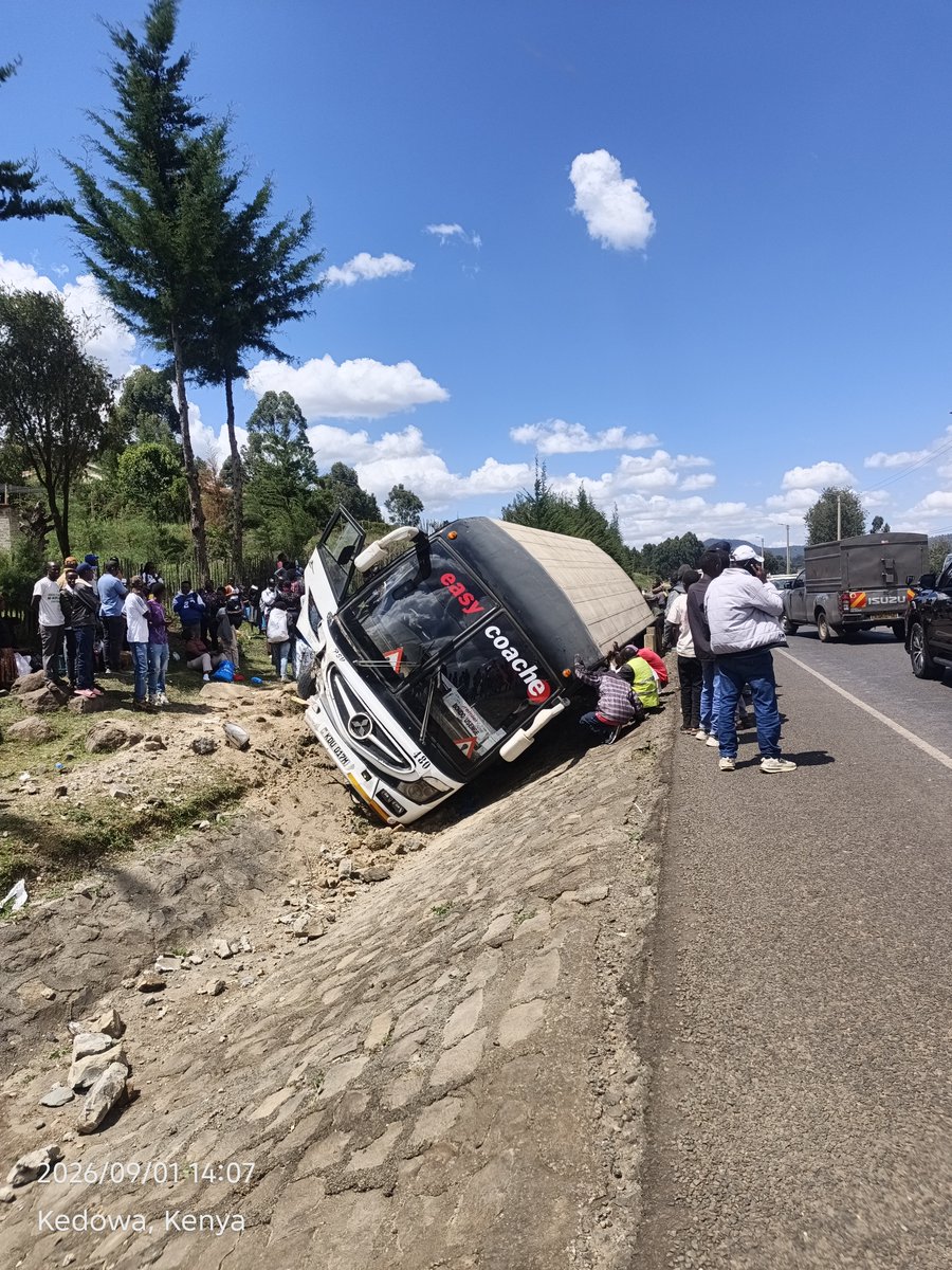 Shades_254's tweet photo. Kedowa, Kenya. 
@EasyCoachLtd bus vears off the road. No serious injuries reported. Residents are 'rescuing' fuel from spilling to the ground. 
Traffic police on site. https://t.co/dxFrhmMn2T