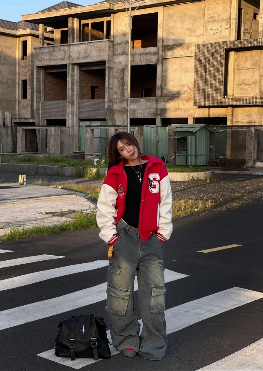 AronLitsey's tweet photo. Existence feels heavy today, oddly enough, like a lowkey glitch in the simulation we live in https://t.co/RWjVw6vOiB