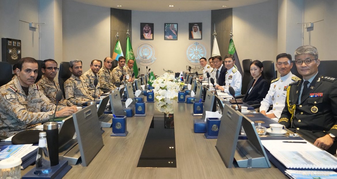 Army_SA1's tweet photo. معالي رئيس أركان القوات البحرية الفريق الركن محمد الغريبي يستقبل معالي رئيس العمليات البحرية بجمهورية كوريا https://t.co/WlVfDwkG6r
