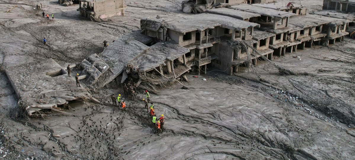 InfosFrancaises's tweet photo. 🇳🇵|🇨🇳 CATASTROPHE DE L'HIMALAYA : Le bilan de la coulée de boue gigantesque dépasse désormais le millier de morts au Népal et en Chine. Les autorités des deux pays sont toujours sans nouvelles de 4462 personnes.
Toutes les morgues débordant de cadavres, les autorités népalaises ont autorisé pour des raisons sanitaires l’enterrement des premières victimes, sans attendre leur identification formelle.