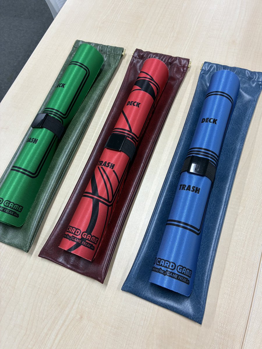 otefuse_hoeru's tweet photo. 📣 新商品のお知らせ ‼️

9/5より新作プレマケースを販売します☀️

ポケモン30thにちなんだ
懐かしいカラーバリエーション🔥🌱💧

前回のプレマケースよりも柔らかく
シワになりにくいのが特徴です☝️

#ポケカ https://t.co/oBRI0Fb2Ob