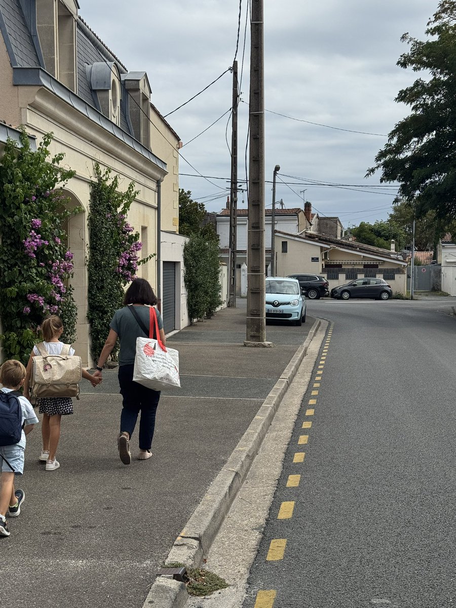 Creuselazur's tweet photo. C’est la rentrée @Bordeaux et à cause de l’inaction de @T_Cazenave les petits et leurs parents sont toujours en danger en allant à l’école. La lamentable politique précédente se poursuit malgré les promesses. @SO_Bordeaux @gcum_fr #Bordeaux #rentrée #GCUM https://t.co/08bMTZm31O