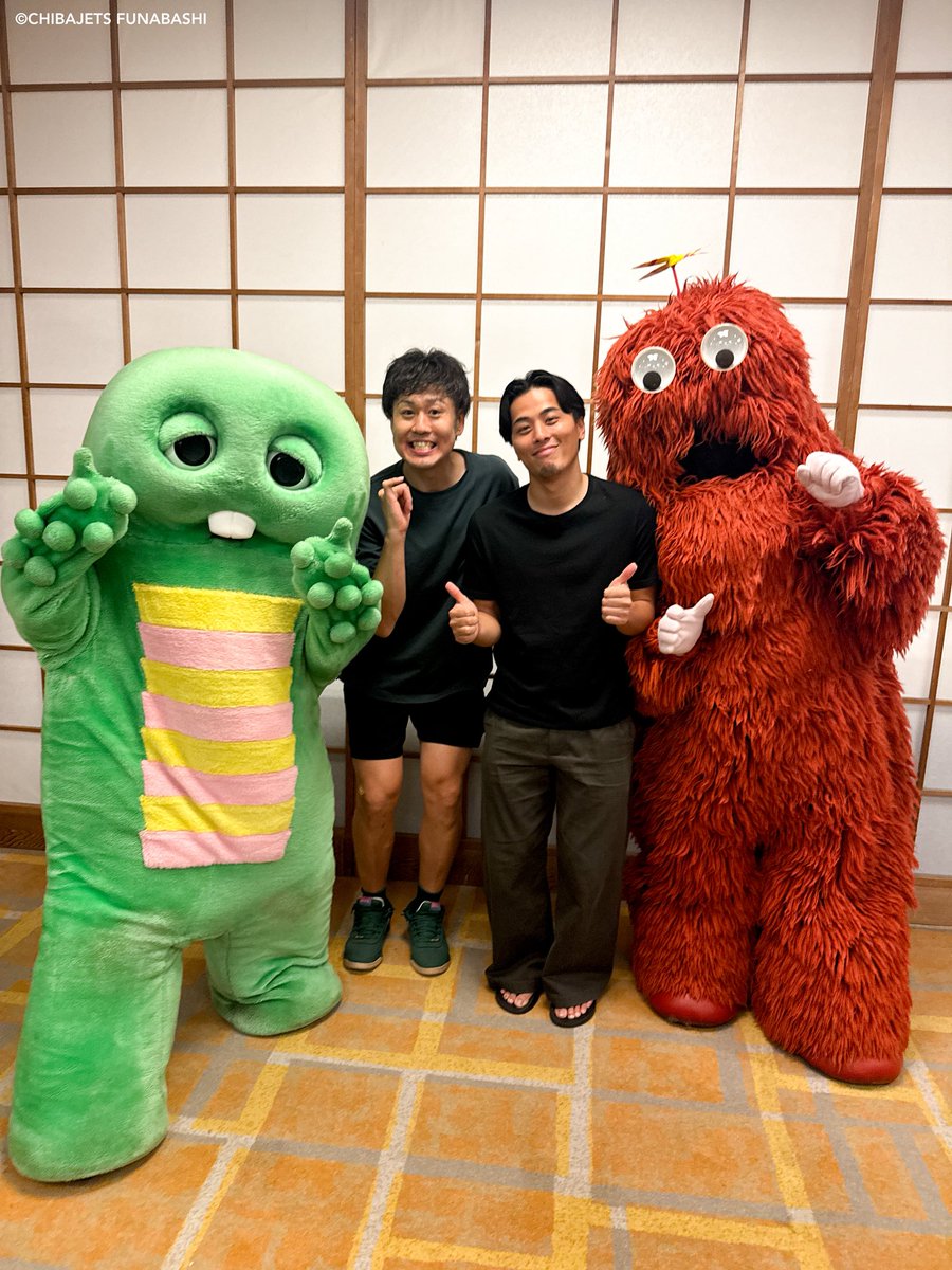 CHIBAJETS's tweet photo. TIP OFFセレモニー後に #ガチャピン と #ムック と一緒に写真を撮っていただきました📸☺️ありがとうございました🤝🏻✨

@AKITA_NH @shigeoisa_5 
@GachapinBlog 
@mukkuofficial 
@YukiTogashi 

#TIPOFFセレモニー
#Bリーグ開幕 #Bリーグ #千葉ジェッツ #富樫勇樹 https://t.co/FMrjBKRkA0