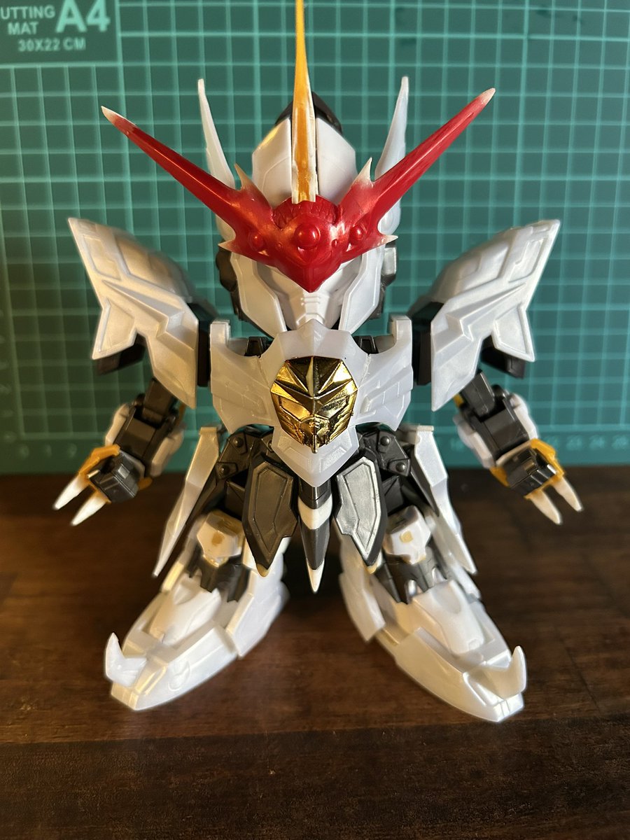SDGHEADS's tweet photo. 聖竜騎士ゼロガンダムが来るなら、その乗機も。

制作中の「聖龍機マルスドラグーン」。

マルスギアはネオジム磁石でパチパチ着脱。

素体は董卓ザク。旧BB戦士の各部を移植すると「このための素体？」と思うほど相性抜群でした。

現在、加工80％／塗装0％。
残る難所はペライチの羽と斧です笑 https://t.co/wcRpBDMqJ3