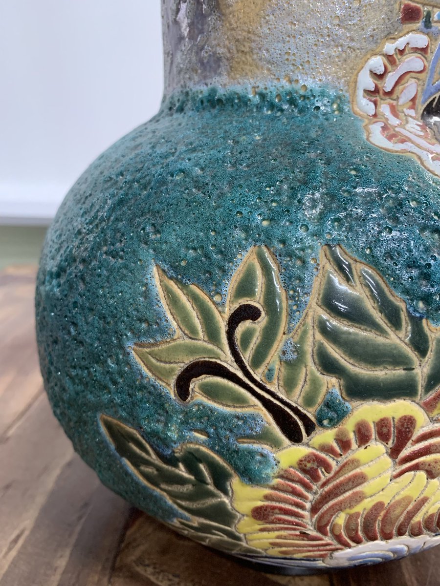 haoecodecor's tweet photo. The secret to the glaze formulation has been preserved and passed down for centuries; today, artisans have combined these techniques to create a unique decorative vase. One side features the image of a young woman with gently closed eyes, adorned with vibrant flowers rendered in a matte, textured glaze. The other side utilizes a coral-like glaze blended with emerald green, evoking the luxurious and mysterious aura of the vast ocean.

Details in the comments section 👇

#woman #decorative  #vase #coral #turquoise #OceanStateOfMind