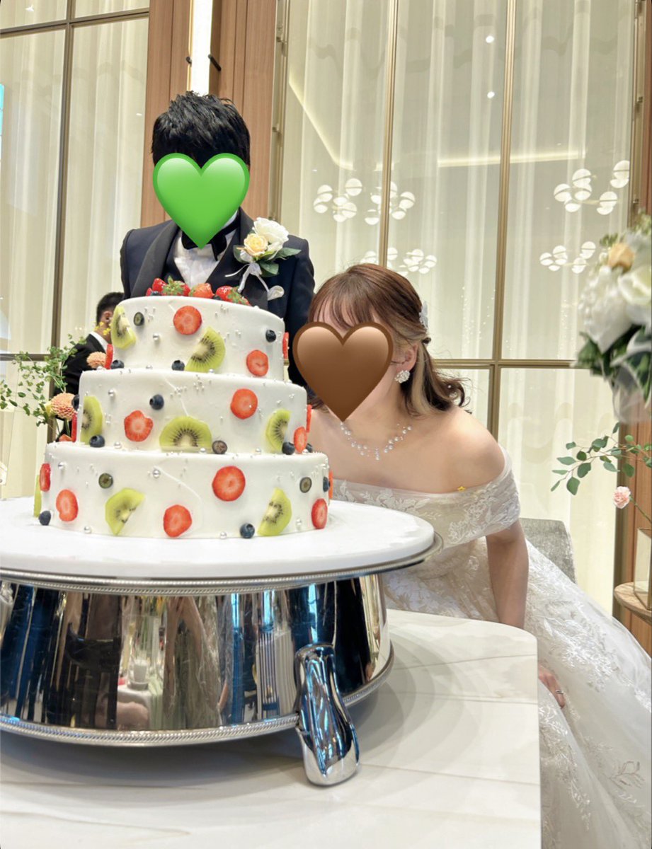 luu_ujo1's tweet photo. 私事ですが先日結婚式をあげました〜💐💍
ウェディングケーキは数年前に作ったJO1のお誕生日ケーキみたいなデザインが良い！って言って作ってもらった☺️💖

お色直しはメンカラドレスで絶対流したかったMad In Loveを流しました🥰
たくさんJAMちゃんも来てもらってほんまに楽しかった〜！！幸🥰 https://t.co/d1y5BlTk6u