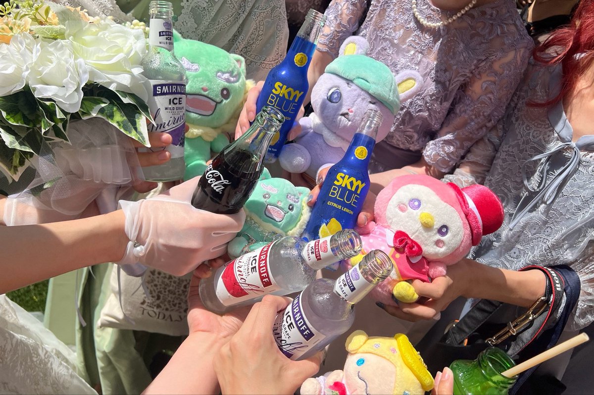 luu_ujo1's tweet photo. 私事ですが先日結婚式をあげました〜💐💍
ウェディングケーキは数年前に作ったJO1のお誕生日ケーキみたいなデザインが良い！って言って作ってもらった☺️💖

お色直しはメンカラドレスで絶対流したかったMad In Loveを流しました🥰
たくさんJAMちゃんも来てもらってほんまに楽しかった〜！！幸🥰 https://t.co/d1y5BlTk6u