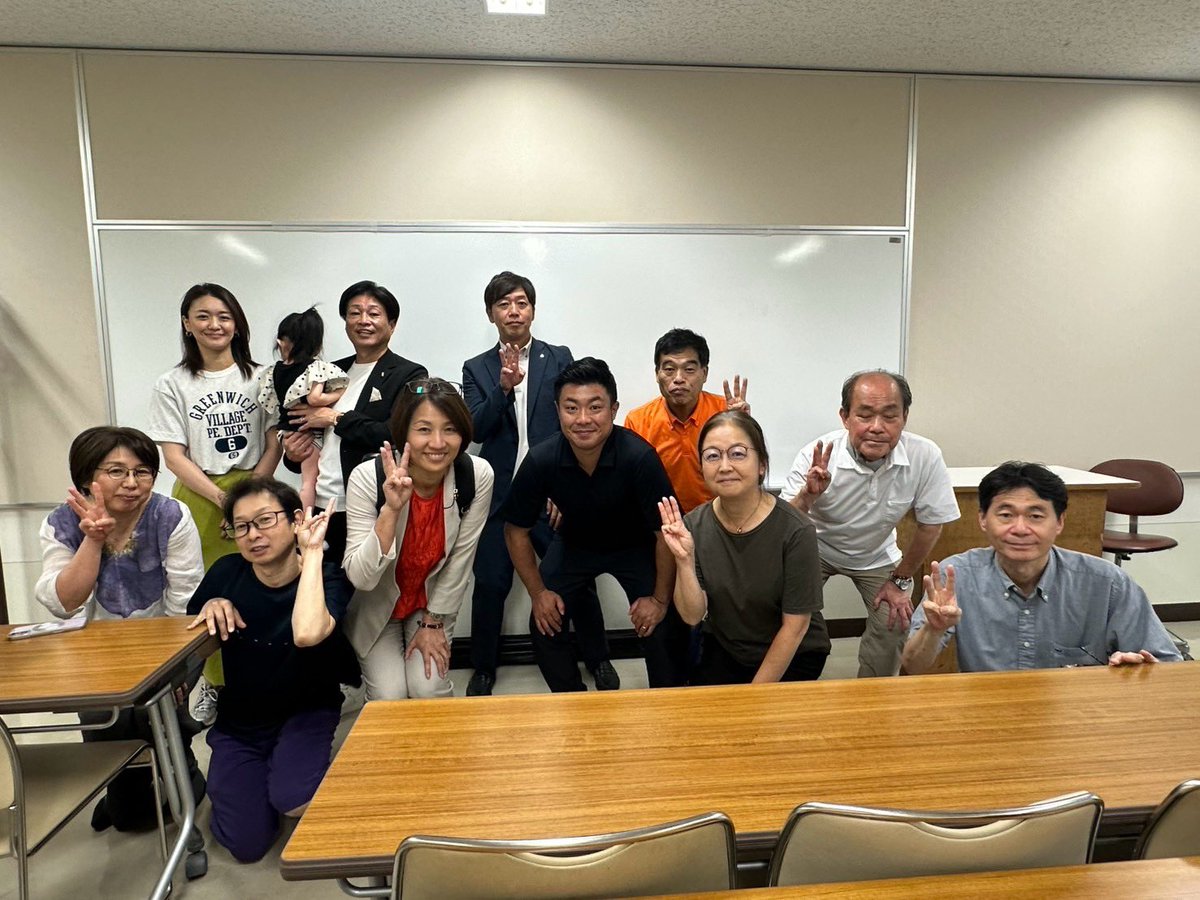 Yukiko185358545's tweet photo. 先日の土曜日は、倫理法人会からの支部勉強会でした‼️

倫理法人会では、私の尊敬する会長が3年間の任期を終え最後の日でした。議員になる前からお世話になり年下なのに多くのことをこの人から学びました。今の私を作った恩人でもあります。

少し寂しいですが、辞める訳ではないのでまた新たな尊敬する先輩に変わるので新たな学びの場となるでしょう！

そして、そのあとは支部勉強会でした！和田政宗議員より沖縄から考える日本の主権と国防という重いテーマでの勉強会でした。

参政党員の間では当たり前と思うことでも学校では教わらない現実があります。私も議会でまずは国民がWGIPの歴史を知らないとなかなか理解できないと思いますと発言しました💦噛み合わないと議論にならないということです。

一般の方も日本の現実や課題に少しでも目を向けて欲しいと思いました😆