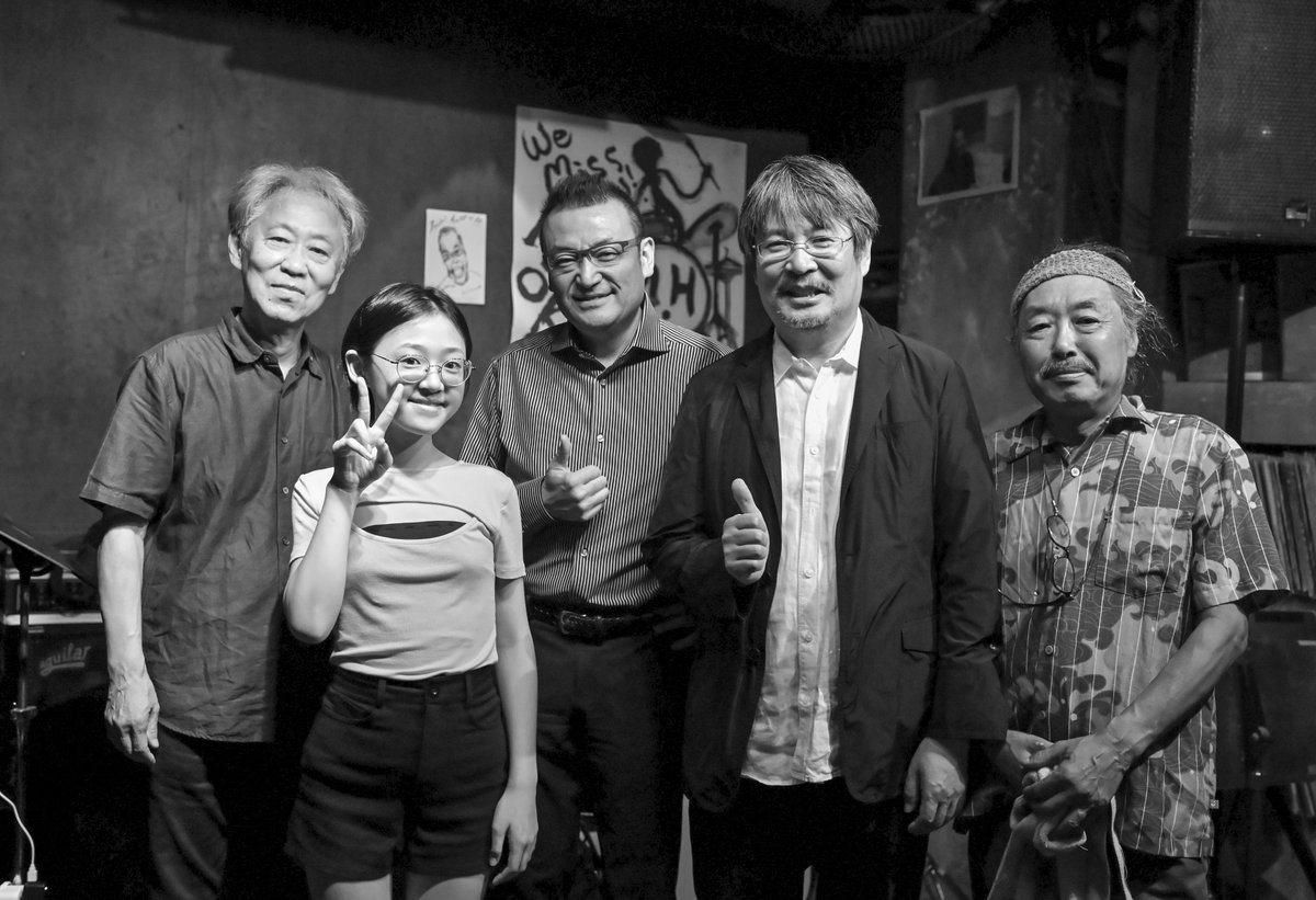 Mr_DieHardMan's tweet photo. 【大拡散希望🔥推しのピアニスト古里愛ちゃんがハラミちゃんと共演！】

僕の写真展でも毎回作品を展示し、その才能を応援し続けてきたピアニストの古里愛（Ai Furusato）ちゃん　@AiFurusato。

なんと、あのハラミちゃん　@harami_piano 　@harami_tsushinとの連弾共演を果たしました！動画を観てメッチャ嬉しいです！

バークリー音楽大学への入学前から彼女の音楽と向き合い、写真を通してその魅力を伝えてきた身として、
本当に嬉しいです……。2人のエネルギーが爆発する圧巻のピアノ、とにかく全人類に聴いてほしいです！

「写真展のあの子だ！」とピンときた方も、初めましての方も、ぜひ動画を観てリポストで拡散をお願いします！

🔗https://t.co/Ymc1l70G8V

📸これまで展示してきた愛ちゃんの写真も一緒に届けます！#古里愛 #AiFurusato #ハラミちゃん #ピアノ