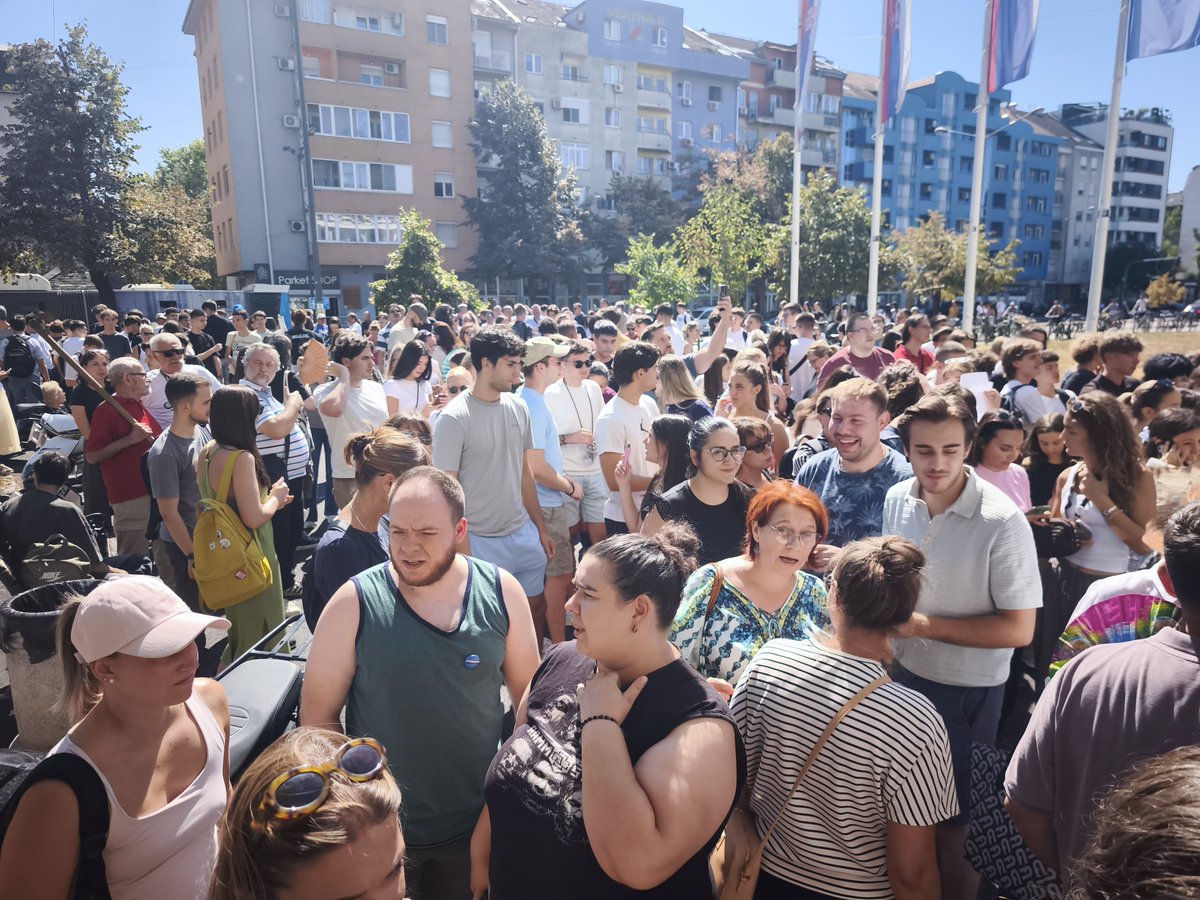 RadojevGoran's tweet photo. Učenici Jovine su stali na ulaz ispred Mašinske škole!
Roditelji i Novosađani u velikom broju okupljeni na platou isprred škole. https://t.co/6KxjXcJ1ZV