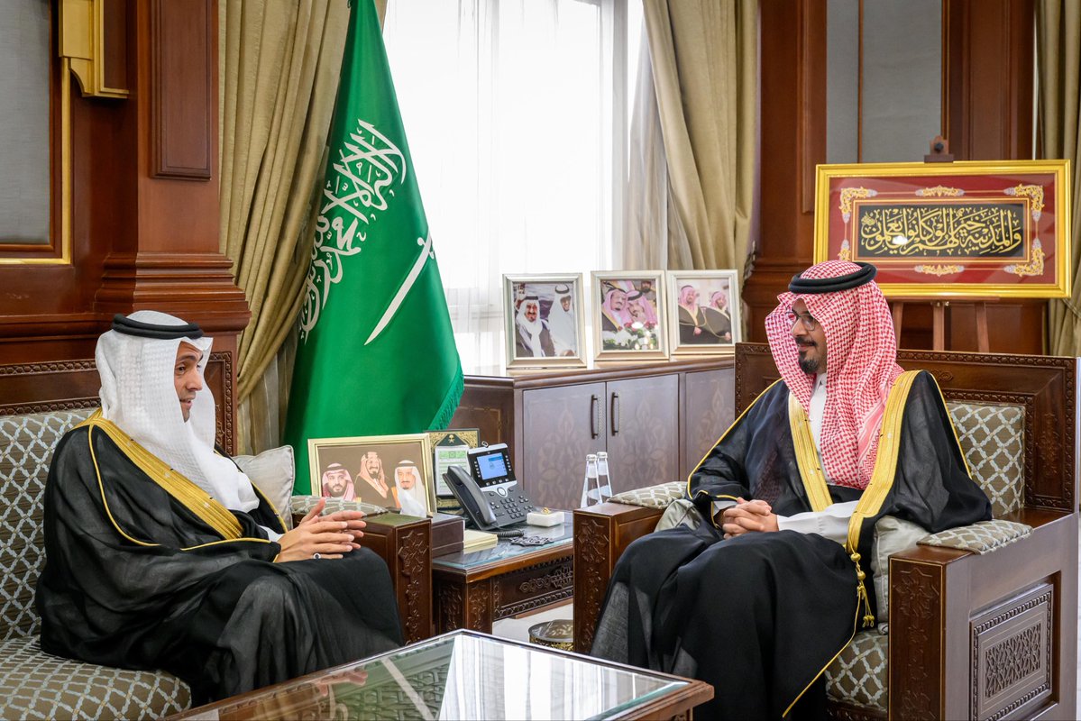 imarat_almadina's tweet photo. سمو أمير منطقة #المدينة_المنورة #سلمان_بن_سلطان يستقبل الرئيس التنفيذي لبرنامج خدمة ضيوف الرحمن المهندس محمد أبو الخير إسماعيل، ويطّلع على التقرير السنوي للبرنامج لعام 2025م، وما تضمنه من أبرز المنجزات والمؤشرات والجهود المبذولة لخدمة الحجاج والمعتمرين وتعزيز تجربتهم. https://t.co/8AlbVaIImn