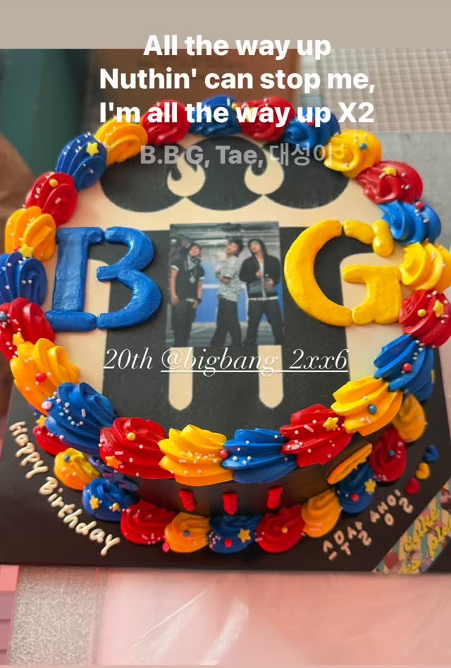 WhiteTamar1's tweet photo. The dancers shared the 20th anniversary cake with bigbang celebration 🎉🎂 lalala https://t.co/6OuMFQdmJe