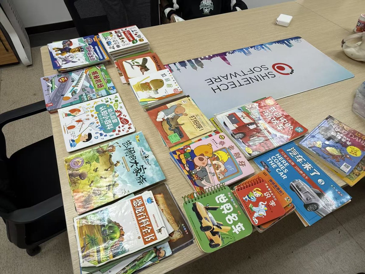 ShinetechQD's tweet photo. School's back, and our reading corner is ready too. 📚

Colleagues can take a screen break with a book, while children visiting with a parent have picture books and encyclopedias to explore.

#LifeAtShinetech #BackToSchool #ReadingCorner https://t.co/sWYFvAIpEC