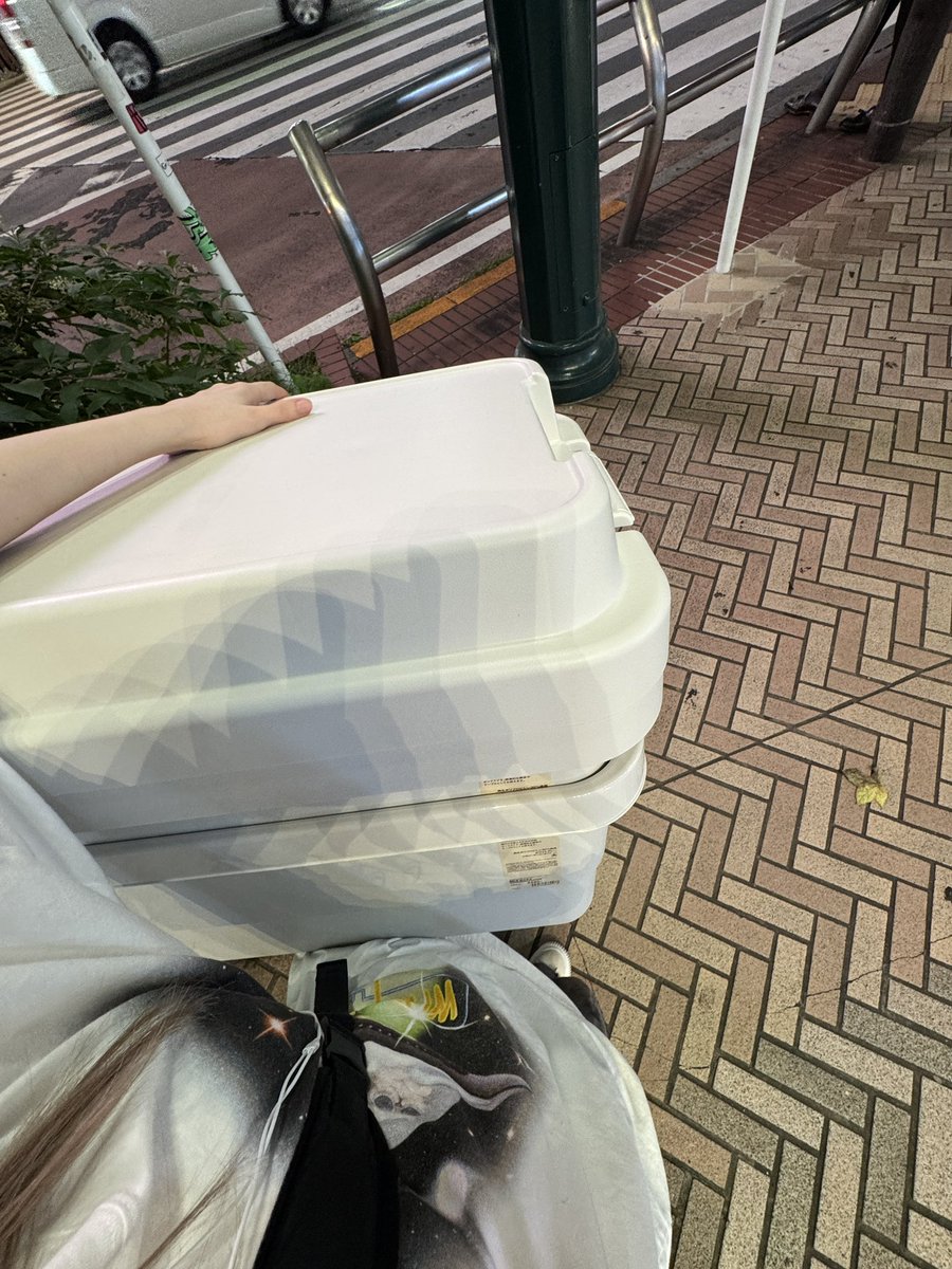 noel_fz1229's tweet photo. こんなでかいコンテナx2 持って渋谷歩いてる人私しかいなくて恥ずかしかった https://t.co/KxEZrl2rh7