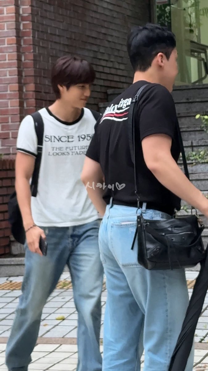 hongkaishi05's tweet photo. 260901 전과자 #카이

오빠 퇴근! 안녕~
“파이팅!” 해주면서 나 보고 웃었어 ㅋㅋㅋㅋ
나 지금까지도 계속 엄마 미소 짓는 중… 아 진짜 못 참겠다
너무 귀여워!!!!!!! (데굴데굴)

비 와서 깜깜한데
좌우에 차 오는 거 없는 거 확인하더니 갑자기 종종 뛰기 시작함
두앙두앙두앙 하면서 맞은편에서 뛰어오는데
아 진짜 너무 귀여워!!!!!!!!!! (소리 지름)

네 저 이미 미쳤어요🫠🫠