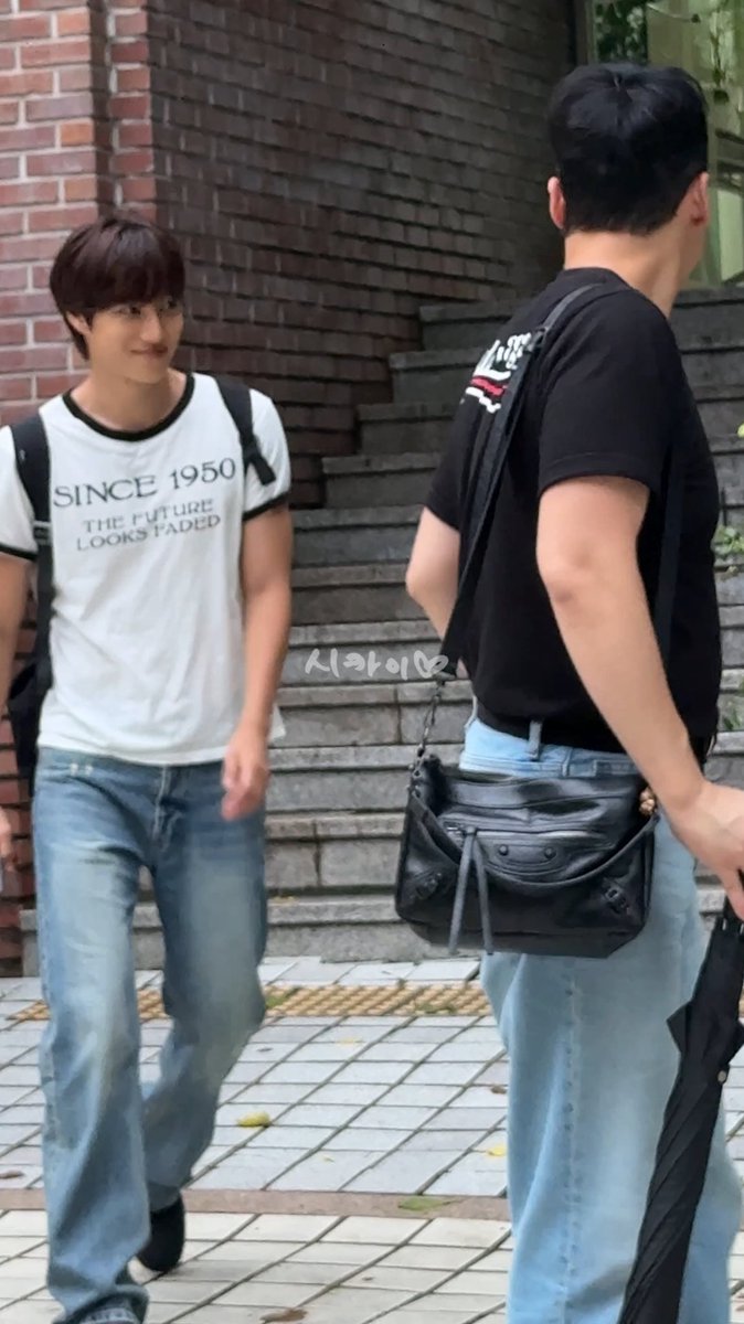 hongkaishi05's tweet photo. 260901 전과자 #카이

오빠 퇴근! 안녕~
“파이팅!” 해주면서 나 보고 웃었어 ㅋㅋㅋㅋ
나 지금까지도 계속 엄마 미소 짓는 중… 아 진짜 못 참겠다
너무 귀여워!!!!!!! (데굴데굴)

비 와서 깜깜한데
좌우에 차 오는 거 없는 거 확인하더니 갑자기 종종 뛰기 시작함
두앙두앙두앙 하면서 맞은편에서 뛰어오는데
아 진짜 너무 귀여워!!!!!!!!!! (소리 지름)

네 저 이미 미쳤어요🫠🫠