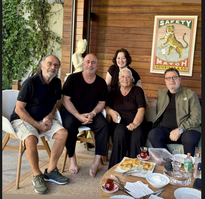 bosunatiklama's tweet photo. Hastaneden taburcu edilen Cem Yılmaz, ailesiyle bir araya geldi. https://t.co/vnXQF43mLg