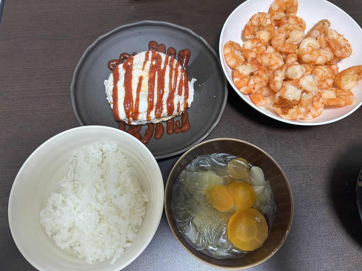 UC_0424_'s tweet photo. 夜ご飯🍚
エビ焼き (1口)
巣ごもりハンバーグ(ささみ 玉ねぎ 卵)
コンソメスープ(春雨 キャベツ 人参)
白米 https://t.co/Y0hvmLkBbp
