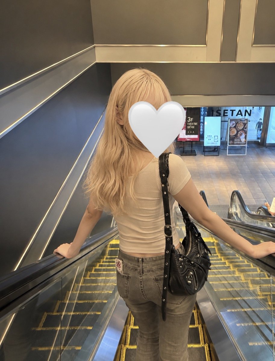 p1sh4bT's tweet photo. 会う時こんなギャル来るけど大丈夫ですか？ https://t.co/PdBSl0XyeE