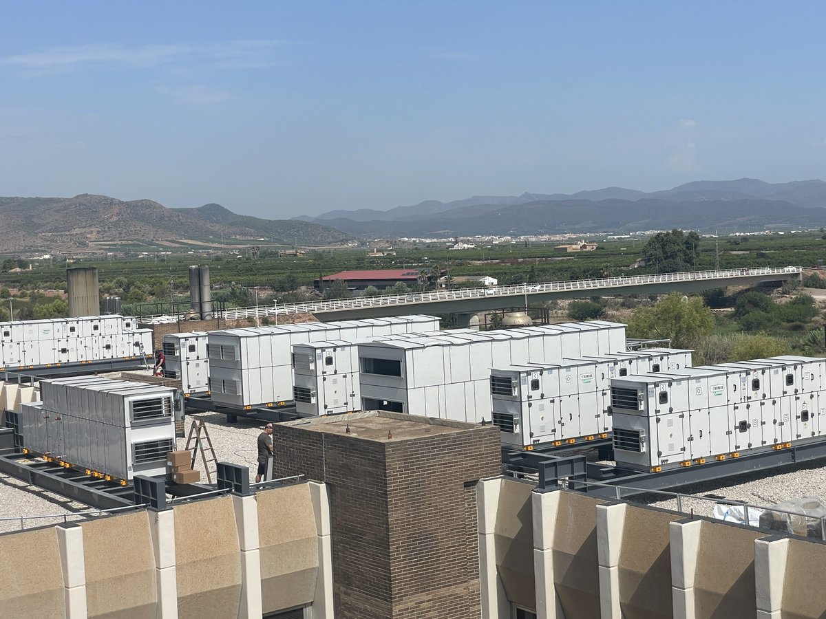 GVAsagunt's tweet photo. 🏗️Este mes de julio el @GVAsagunt ya tiene la nueva cubierta con las máquinas de climatización de los quirófanos instaladas.
Ahora continúan los trabajos en el interior de los quirófanos que experimentarán toda una mejora significativa en la actividad quirúrgica🏥 https://t.co/SrI4SlnMJr