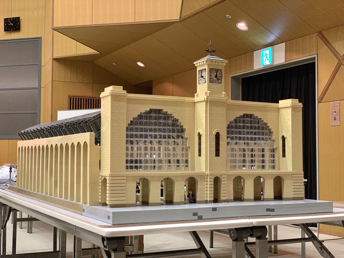 masuzushi_lego's tweet photo. トーマスばかりだった世界に、現存する英国の蒸気機関車がやって来て二十数年。
レゴで機関車も駅も作って、国内でツー(スリー？)ショットも撮ったけど、ハリーが汽車を目の前にしてお目々キラキラしとる絵をまだ作って無かったので、JBFは頑張ります。 https://t.co/fGPlSdOaWh