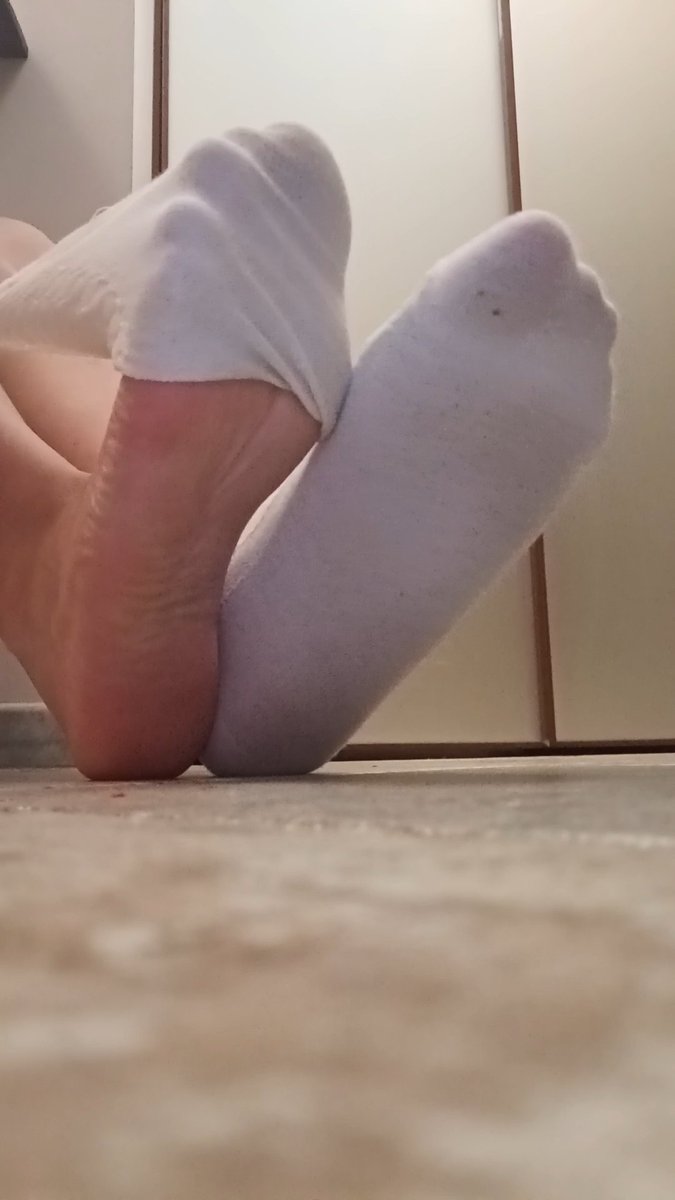 misspersefonee's tweet photo. Come sarebbe piacevole poter vedere sfilare questi calzini...

Potrebbe esistere un tutorial su YouTube su come farlo alla perfezione...

#feet #feetlovers #feetmodels #feetfetishworld #footqueen #archedfeet #pedicure #feetworld #slave #mistress #goddess #perfefonefeet #tutorial https://t.co/OHdMMJuwGE