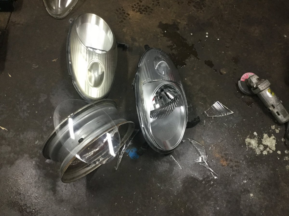festi3334's tweet photo. 着ぐるみの目の角膜の作り方ですか？

①マーチを切ります。
②ヘッドライトをムシります。切ります。
③ダブルアクションでツヤツヤに磨いて完成です✨ https://t.co/A1tFXF9FcY