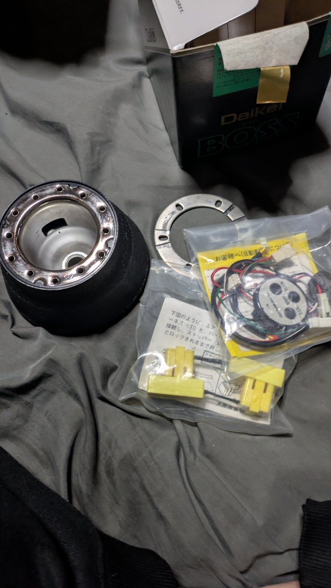 xiaolon0325's tweet photo. 久しぶりにやるかぁと思って凄い話題なってたありすみさき氏のコスメイク本買ったらChacott用品載っててなんか嬉しかった

今持ってるChacottはこれしか無いけど

あ、急遽買ったセカンドカーのステアリングボス届いた（廃盤だったから中古しかも高い） https://t.co/5eFpdyXD1N