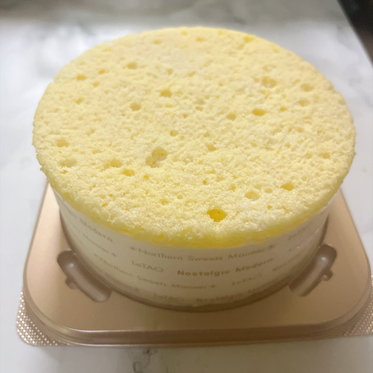 ChieK0226's tweet photo. 誕生日🎂(7/30)に届いていた誕生日プレゼントを今日開けました🤣冷凍だったんでね！

みなさんご存知のルタオ✨️のネージュブランでございます😊

過去一美味しいチーズケーキでした♡

うまうますぎます🥰
Mちゃんありがとうね💕︎ https://t.co/3c6OsvHd0F