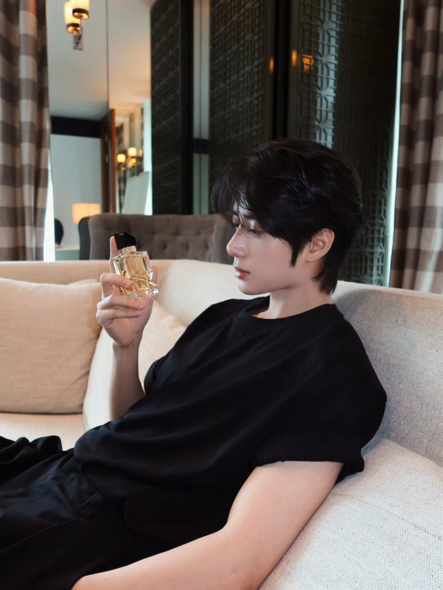 translatingTXT's tweet photo. [260901] #beomgyu (@.bamgyuuuu) instagram 

“#.as #.pr my favorite scent, LIBRE EAU DE PARFUM. @.yslbeauty 🖤

#.yslbeauty #.YSLリブレ #.香水” https://t.co/t1lx71wgjX