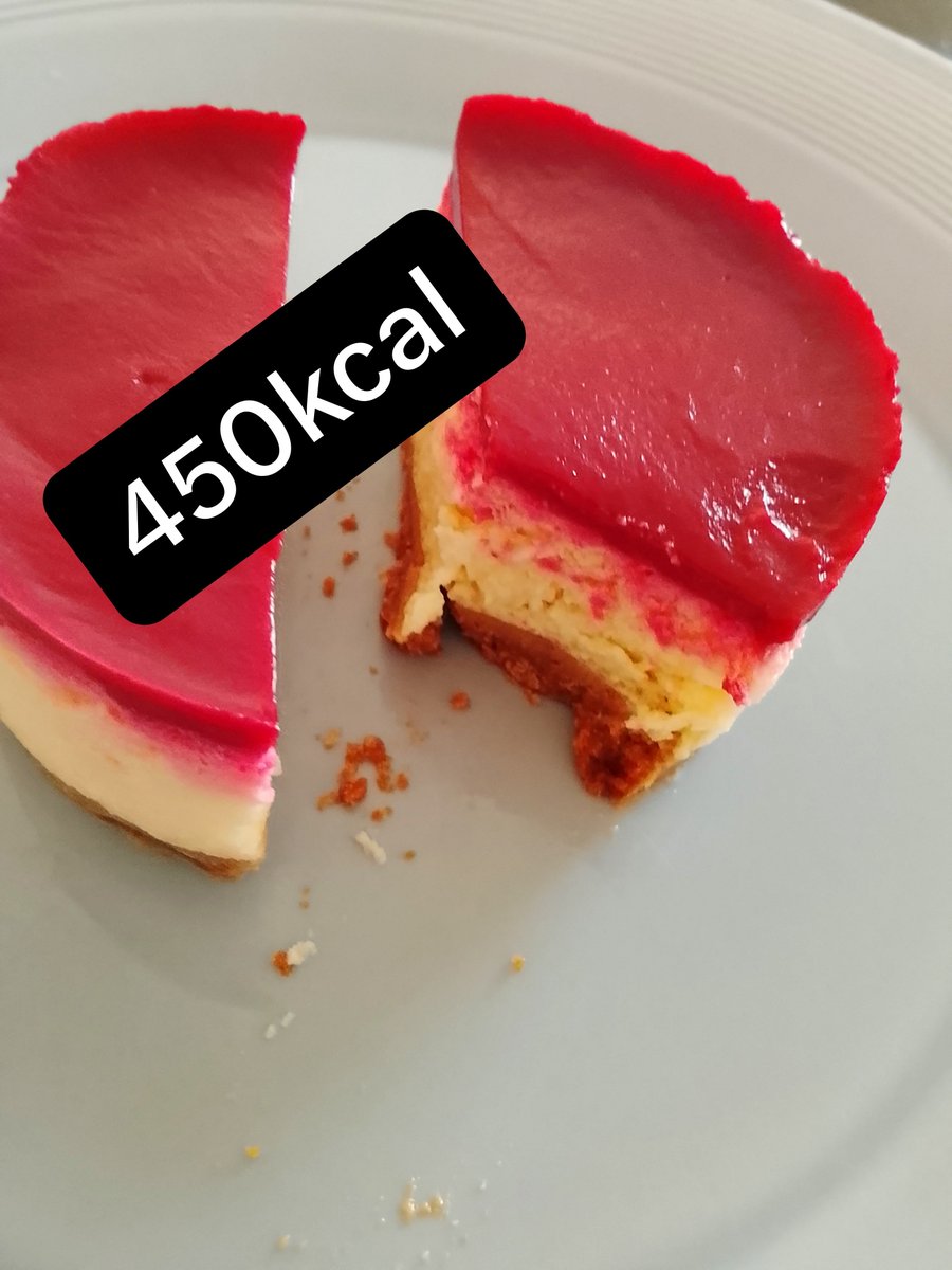 CoachSou45751's tweet photo. 1660 kcal + un demi croissant et un demi chausson aux pommes. 
Total 2200 kcal mangés en 1 repas. C'est plus facile avec les pâtisseries qui, en petites quantités, contiennent beaucoup de calories.
 
J'ai mangé la demi- tarte à la framboise, donc j'ai calculé ce que j'ai mangé. https://t.co/6O9XKMLprV