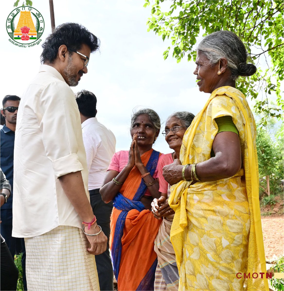 CMOTamilnadu's tweet photo. மாண்புமிகு தமிழ்நாடு முதலமைச்சர் திரு.ச.ஜோசப் விஜய் அவர்கள் காவிரி டெல்டா மாவட்டங்களின் பாசனத்திற்கு மேட்டூர் அணையிலிருந்து தண்ணீரைத் திறந்து வைத்த பின்னர், சின்னக்காவூர் மற்றும் திமிரிகோட்டை பகுதிகளில் வசிக்கும் விவசாயிகளிடம்  நலம் விசாரித்து, விவசாயப் பணிகள் குறித்து கலந்துரையாடினார்.  

#CMJosephVijay‌